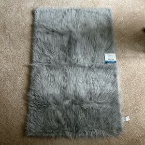NWT Mainstays Gray Faux Fur Accent Rug